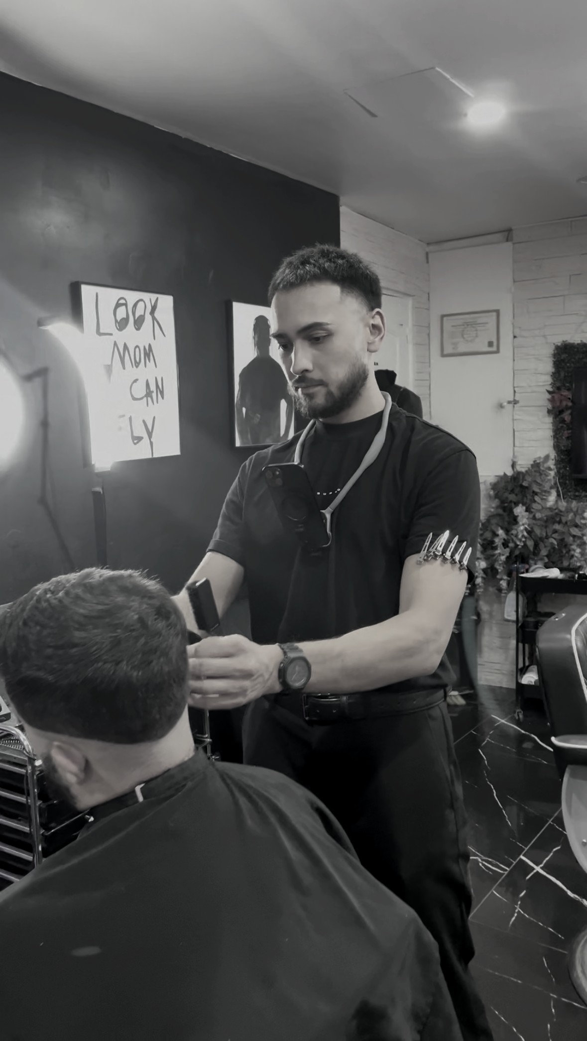 Kevin Jallat, formateur K STUDIO, pendant une coupe